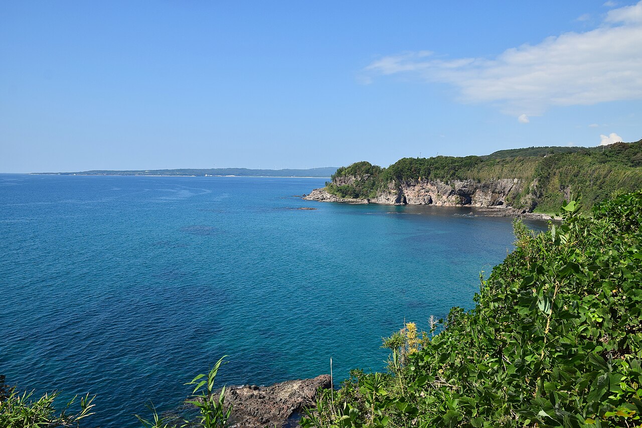 能登の港町と歴史ある海岸線の風景