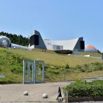 七尾湾を望む能登島ガラス美術館の外観