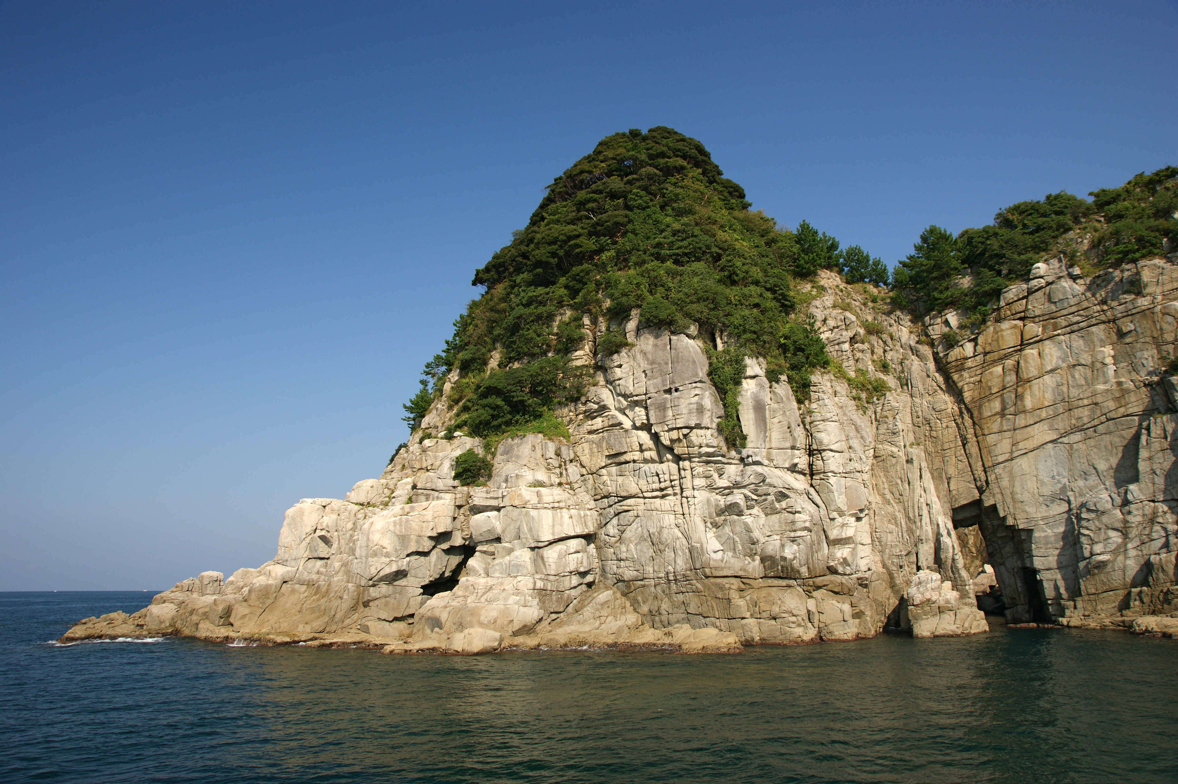 若狭湾に面した小浜市の景勝地・蘇洞門の奇岩