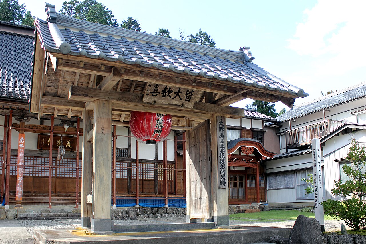 越前大野城の赤門と石垣・城下町の歴史を伝える門構え