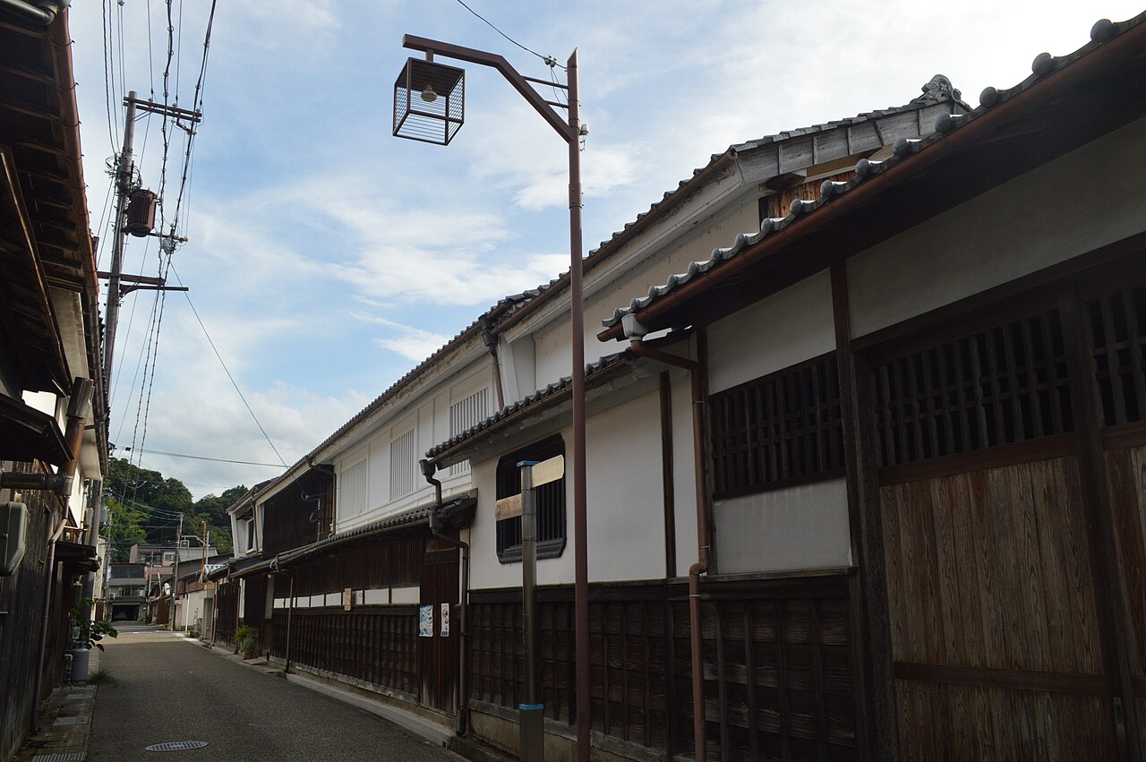 伝統的な醤油蔵の建物と蔵造りの街並み
