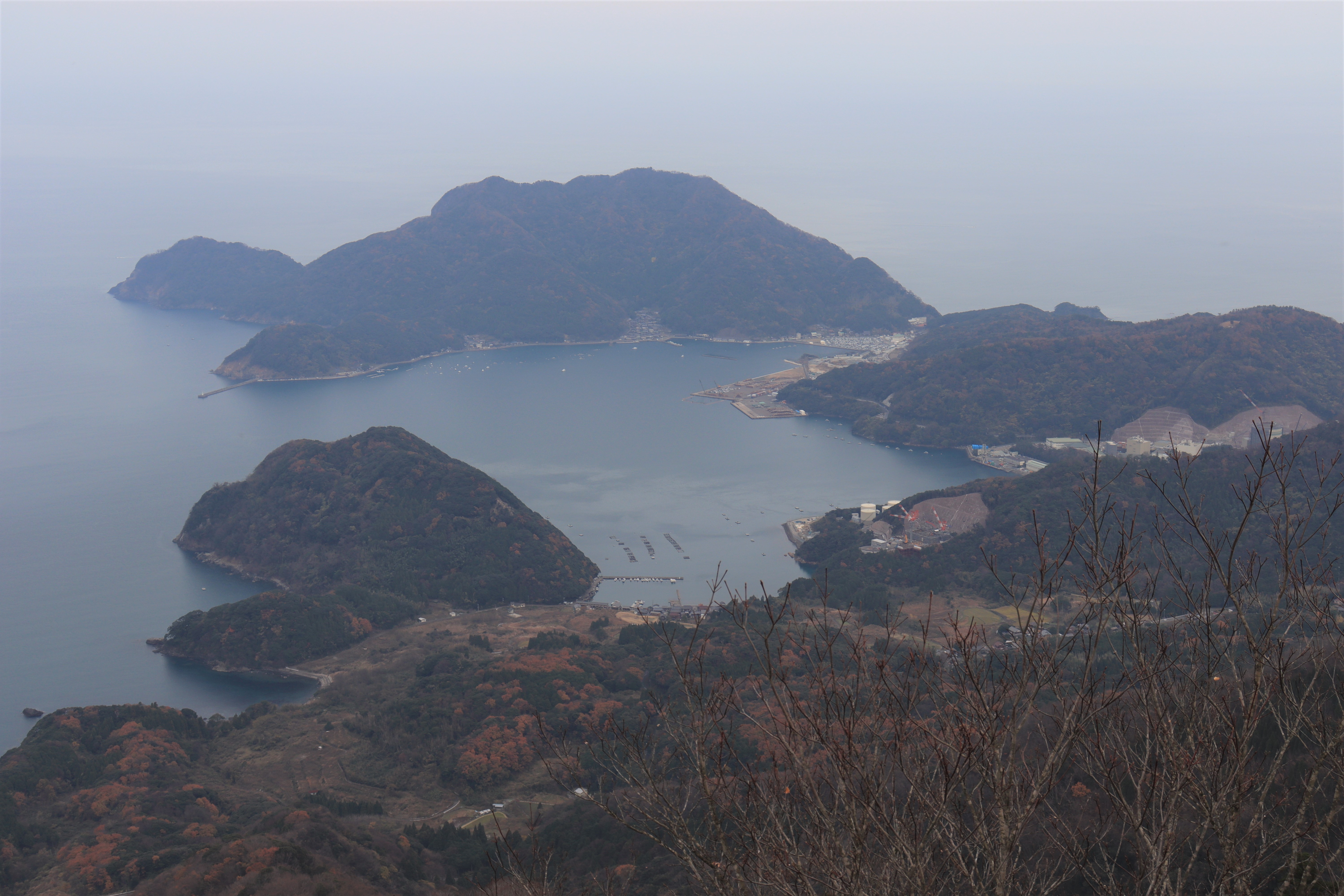 青葉山から望む音海半島と内浦湾の風景