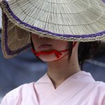 おわら風の盆で編み笠をかぶった踊り手