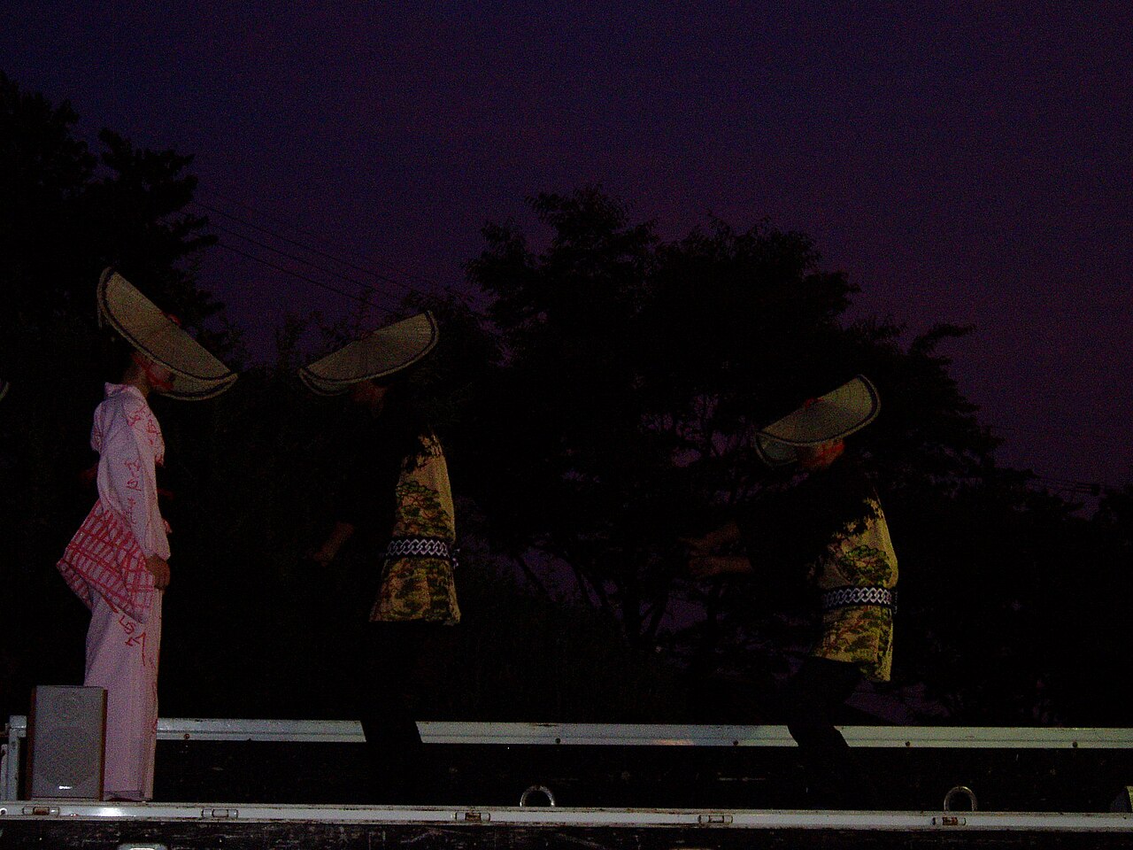 おわら風の盆で編笠を深くかぶって踊る女踊りの踊り手