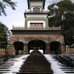 尾山神社の神門（ステンドグラス）