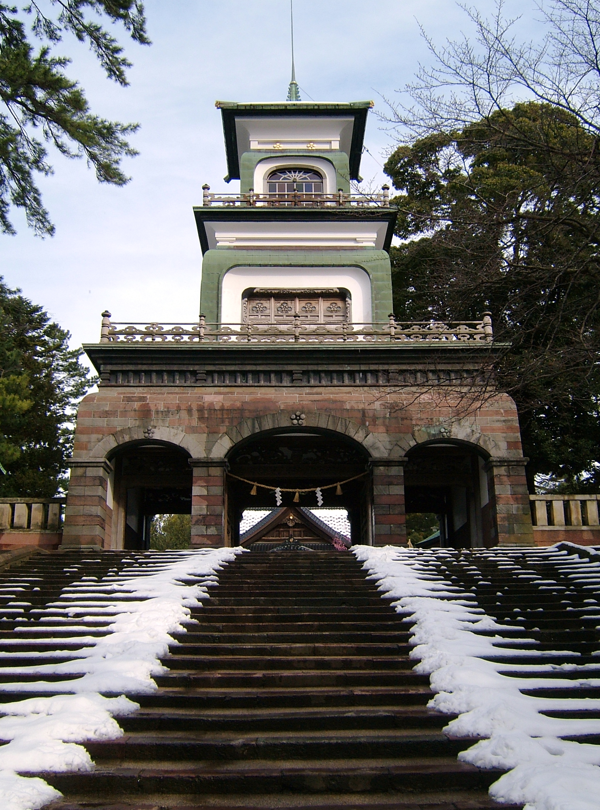 尾山神社の神門（ステンドグラス）
