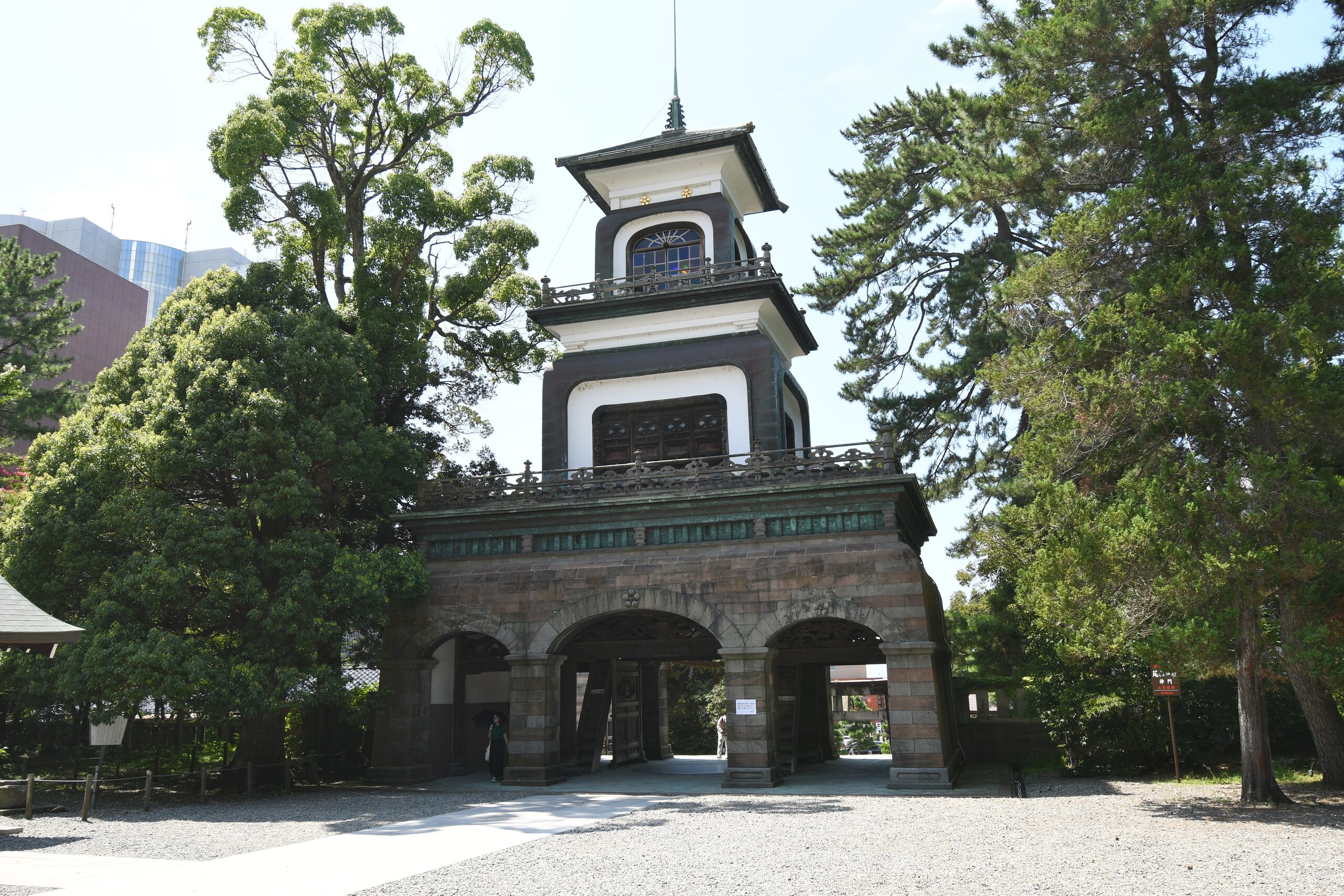 雄山神社前立社壇の神門