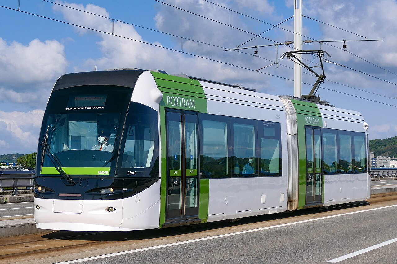 富山ライトレール・ポートラムの白い低床車両