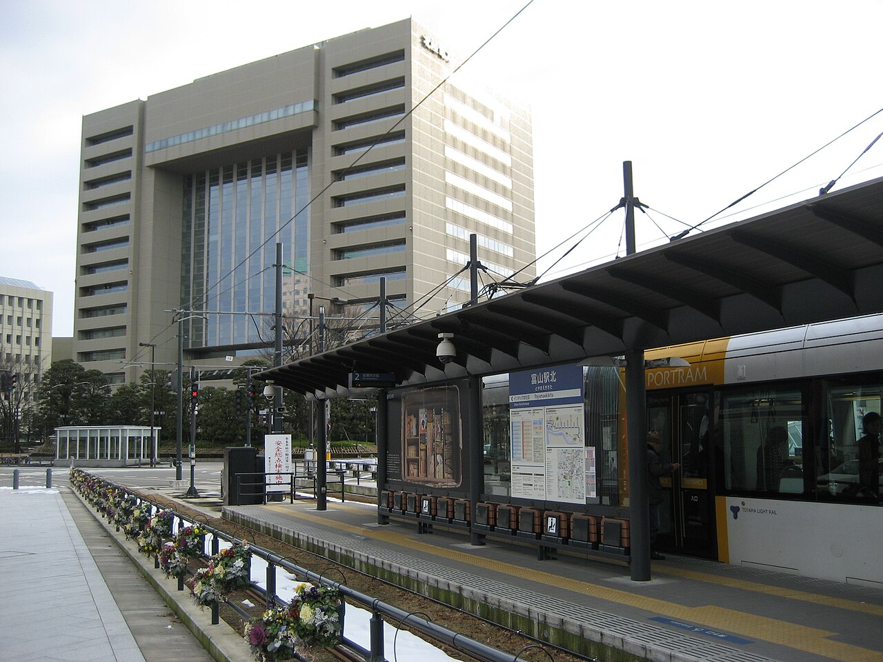 富山駅北のポートラム停留場を発車する路面電車