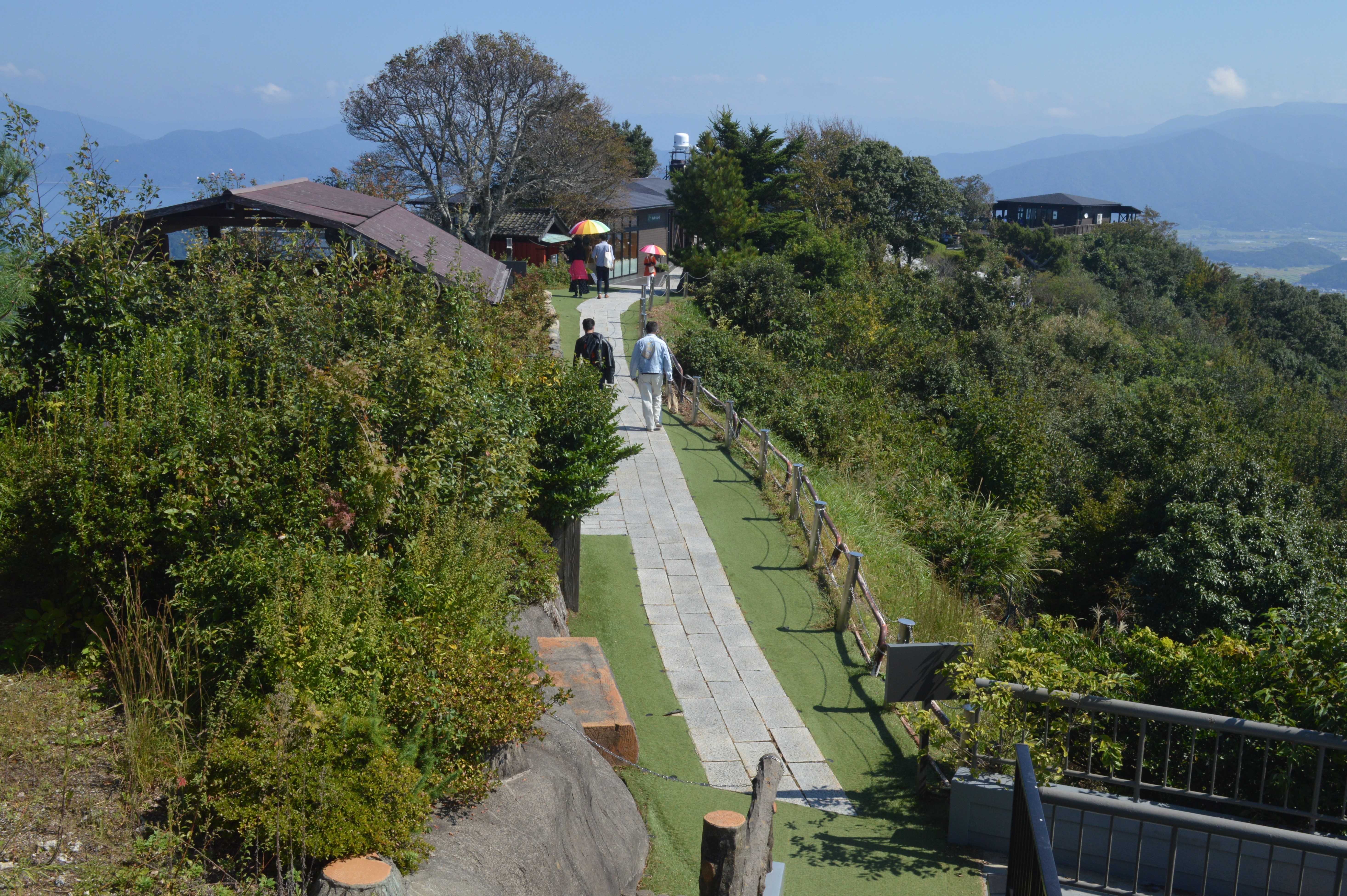 三方五湖レインボーライン山頂公園のテラスと若狭湾の眺め