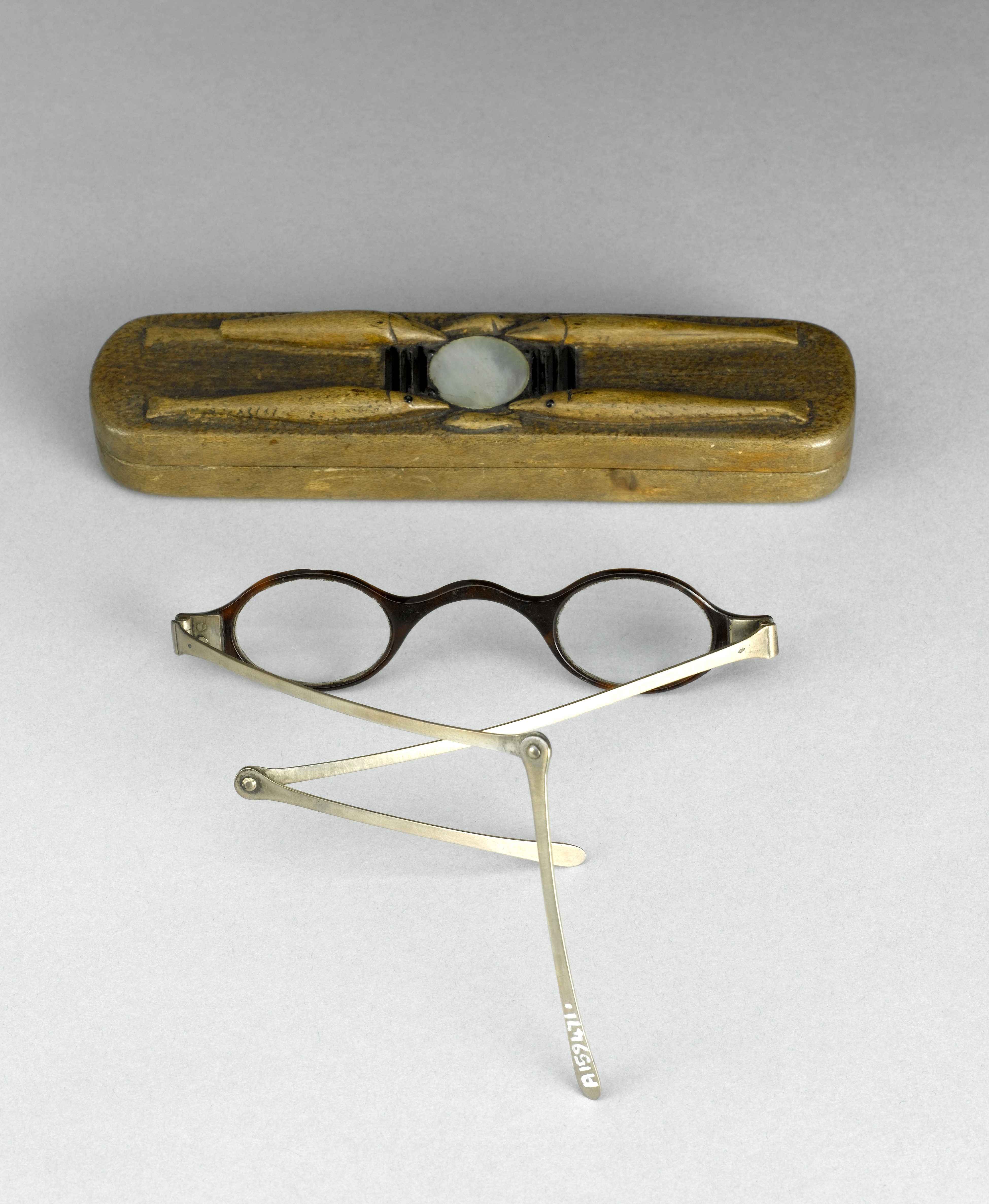 鯖江のめがね産業のルーツを思わせるアンティークフレーム