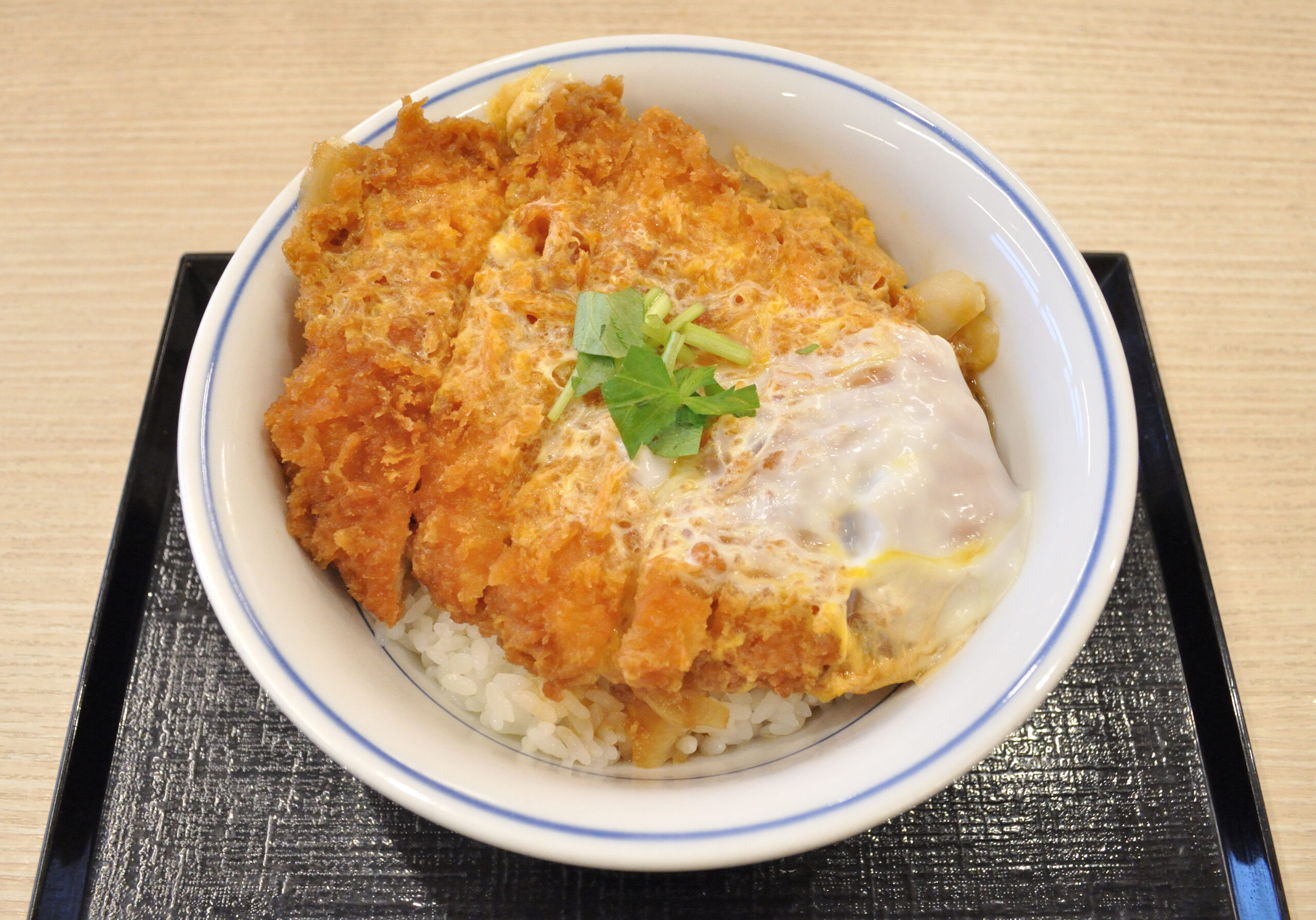 福井名物ソースカツ丼の盛り付け