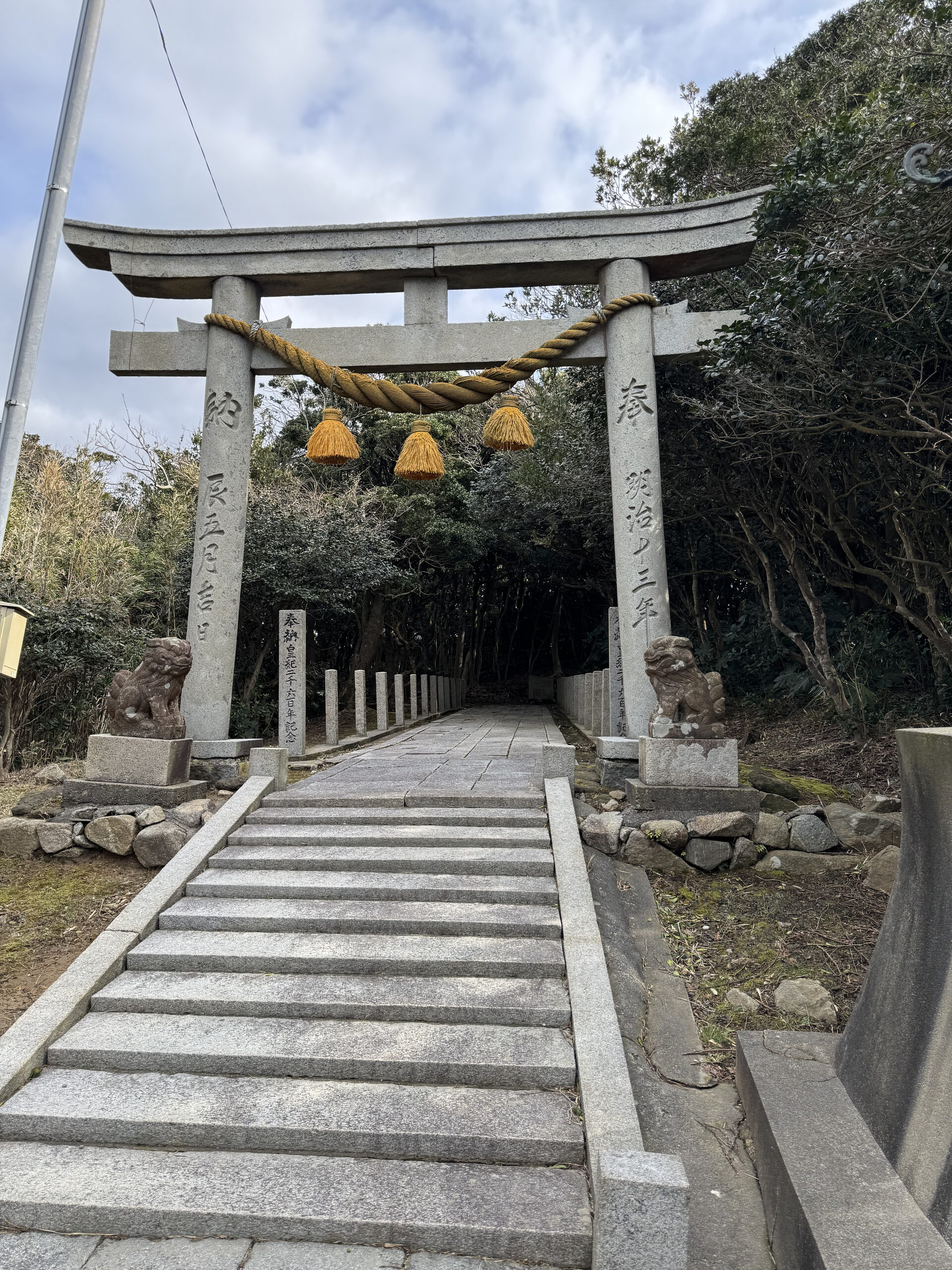 柴垣古墳の入口にある鳥居