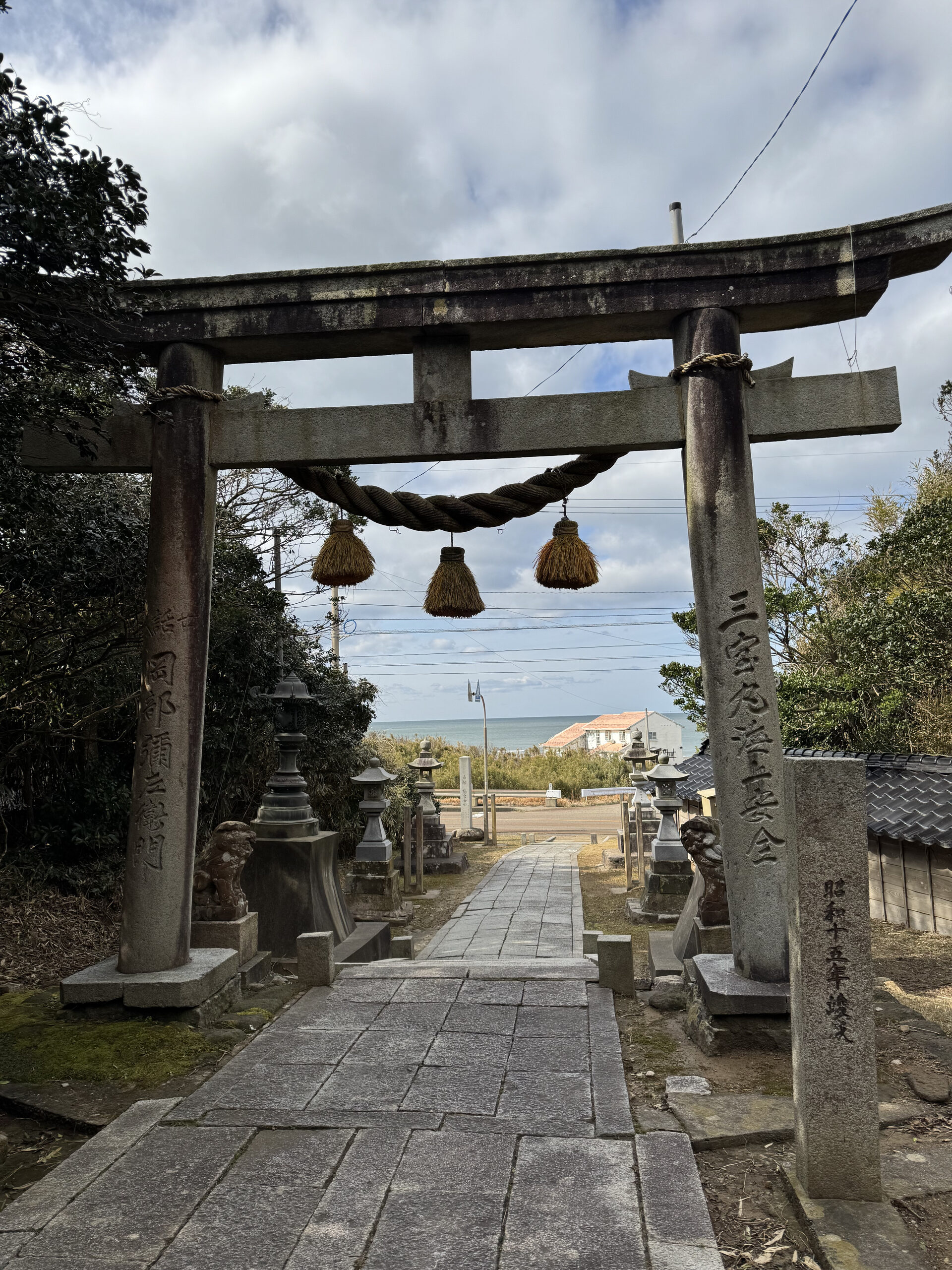 柴垣古墳の出口の鳥居から望む能登の海