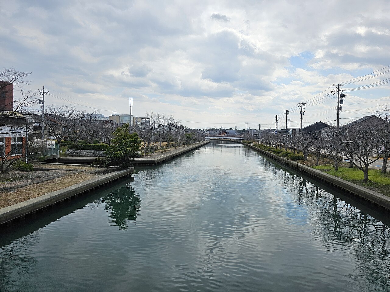 日本のベニスと呼ばれる射水市内川の水面と家並み