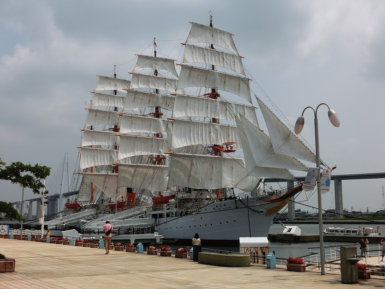 射水市海王丸パークに係留された帆船海王丸の全景