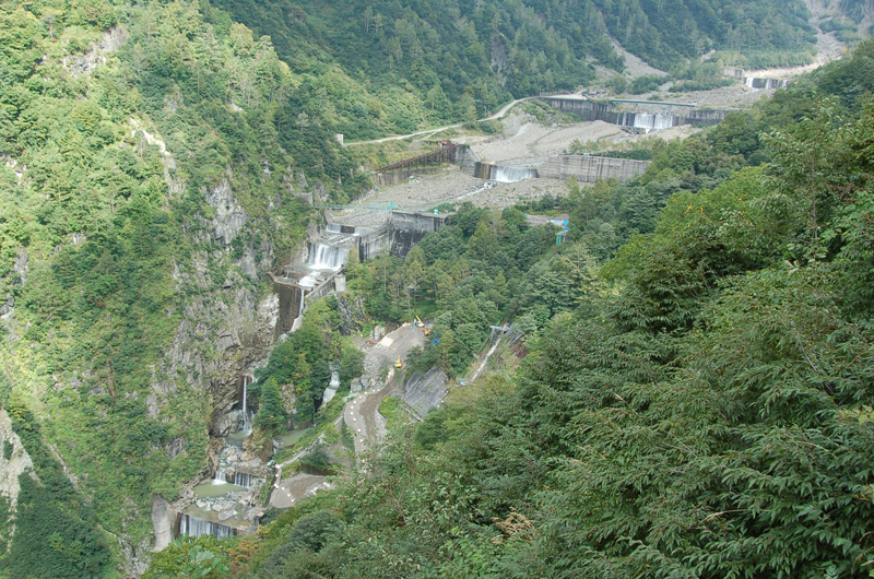 常願寺川上流の白岩砂防ダムと堆積した土砂