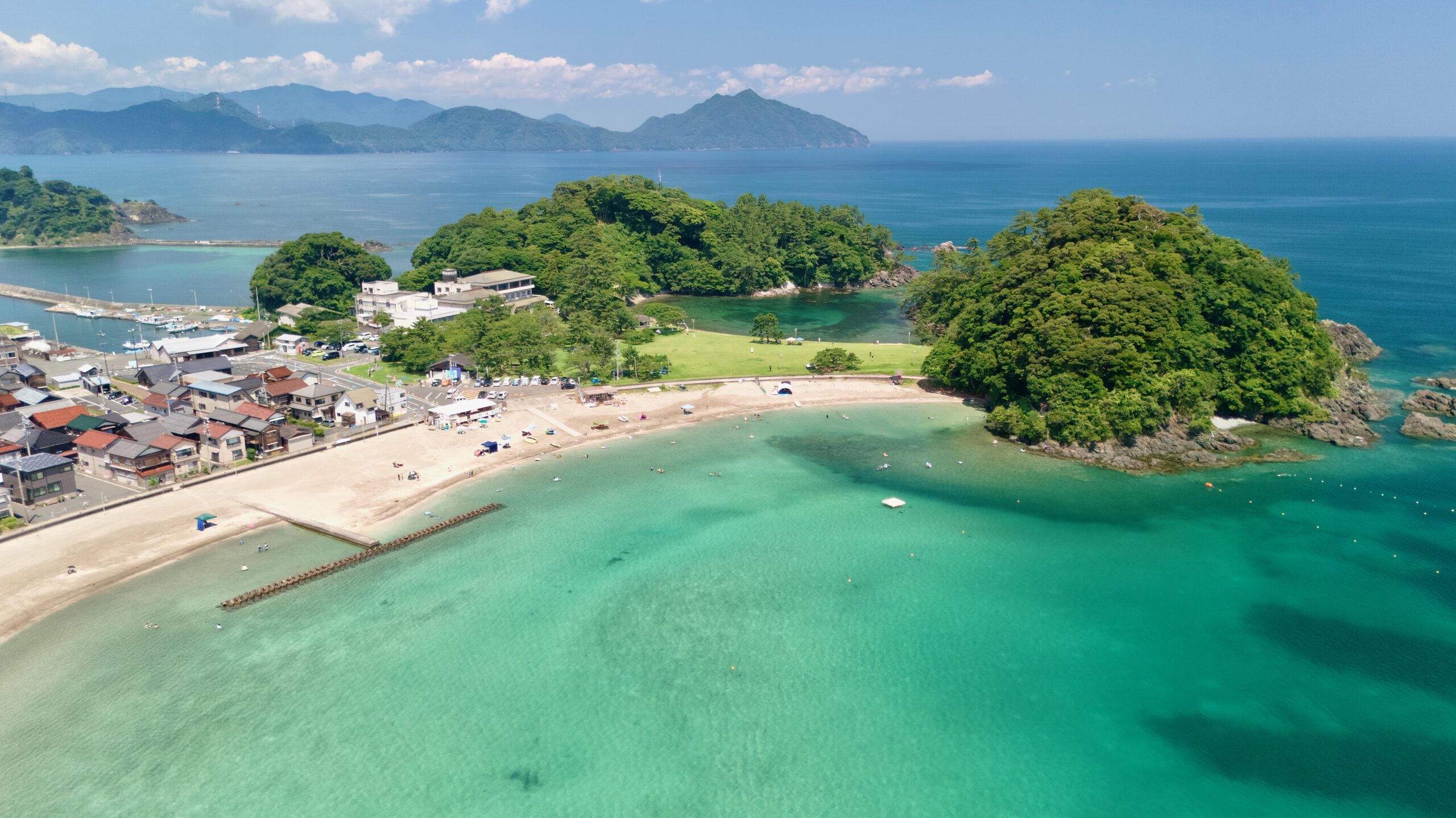 高浜町城山海水浴場と明鏡洞を望む若狭湾の海岸線