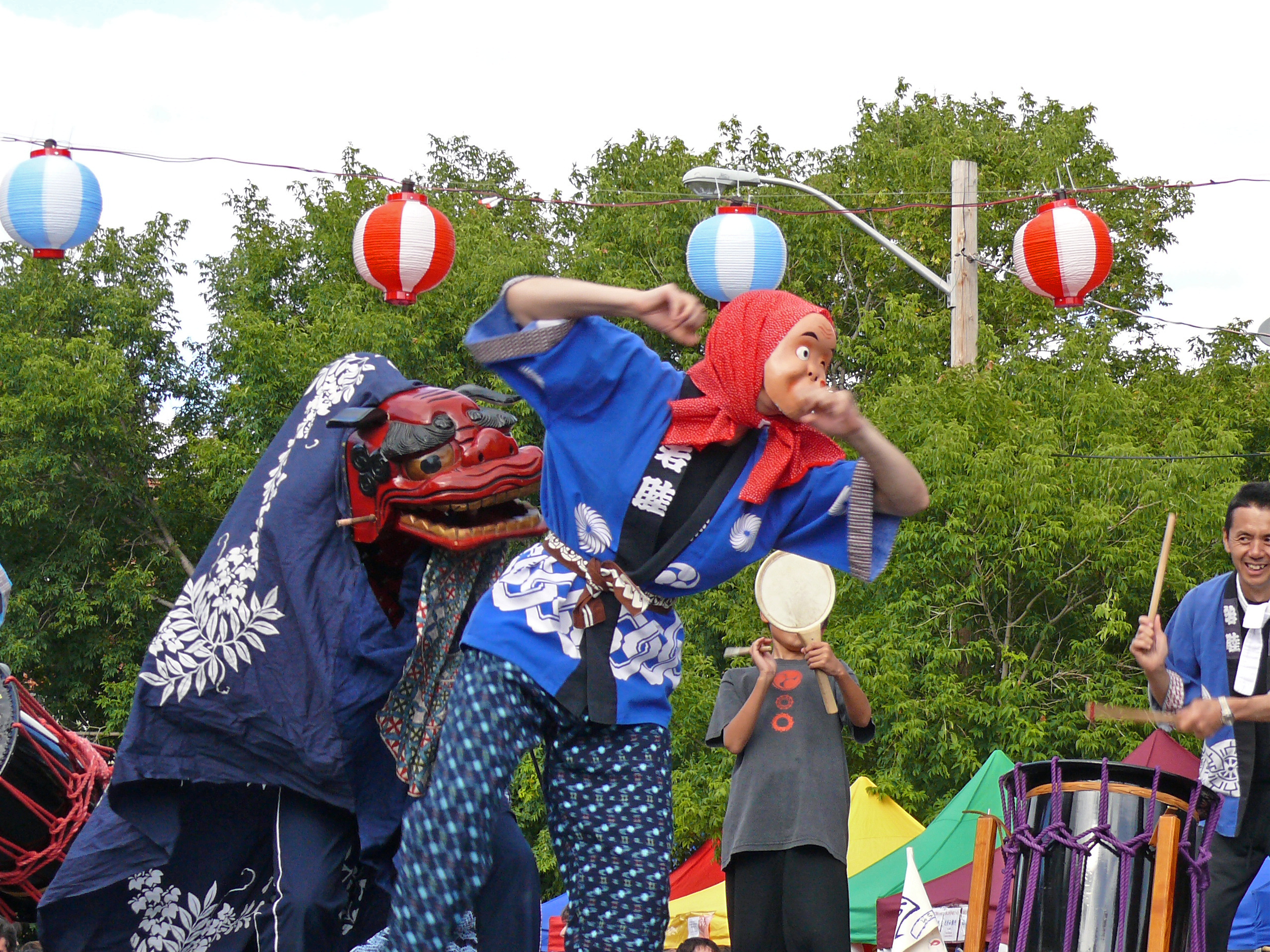 祭りで披露される日本の伝統的な獅子舞の演舞