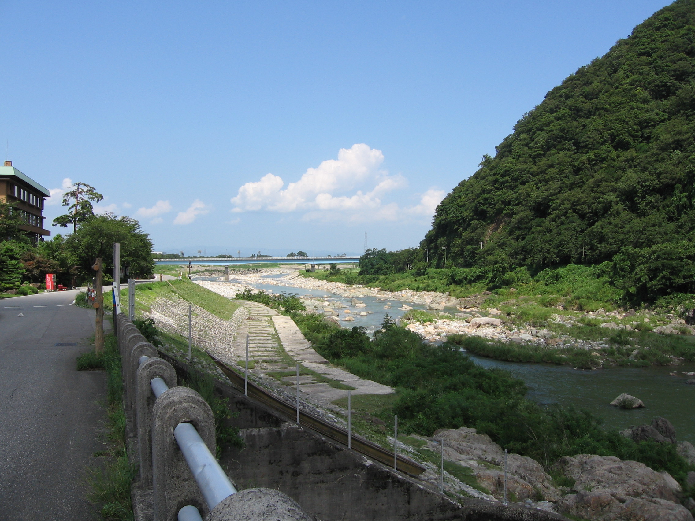 富山県砺波市を流れる庄川の清流風景