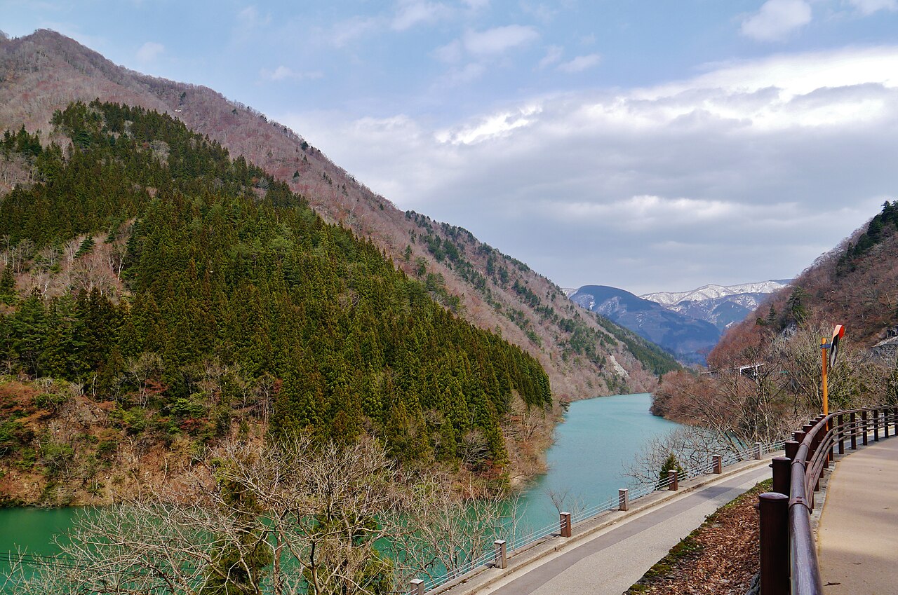 庄川渓谷と庄川の清流が流れる峡谷の風景