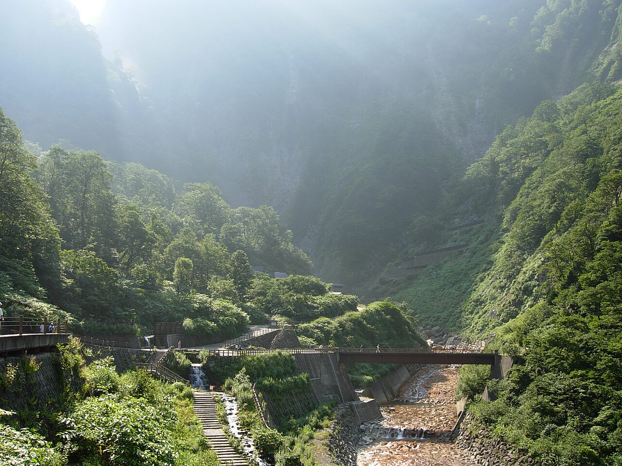 称名滝へ向かう称名廊下の渓谷風景