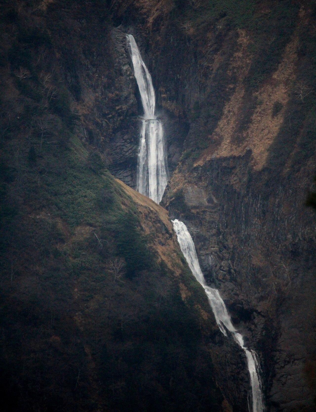 称名滝とハンノキ滝が並ぶV字の滝の絶景