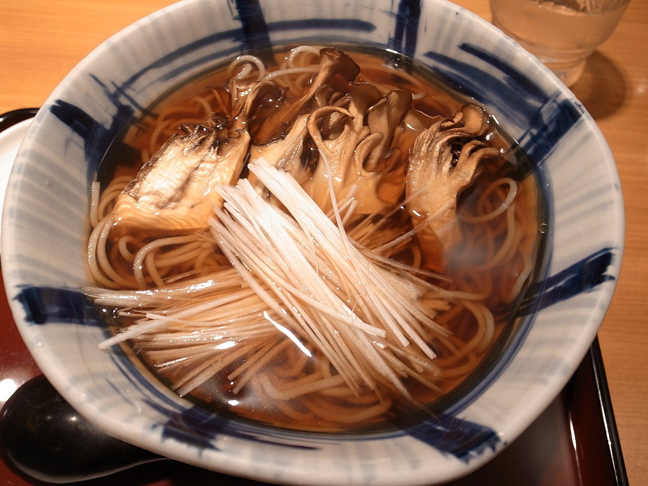 白山麓の天然舞茸をのせた蕎麦