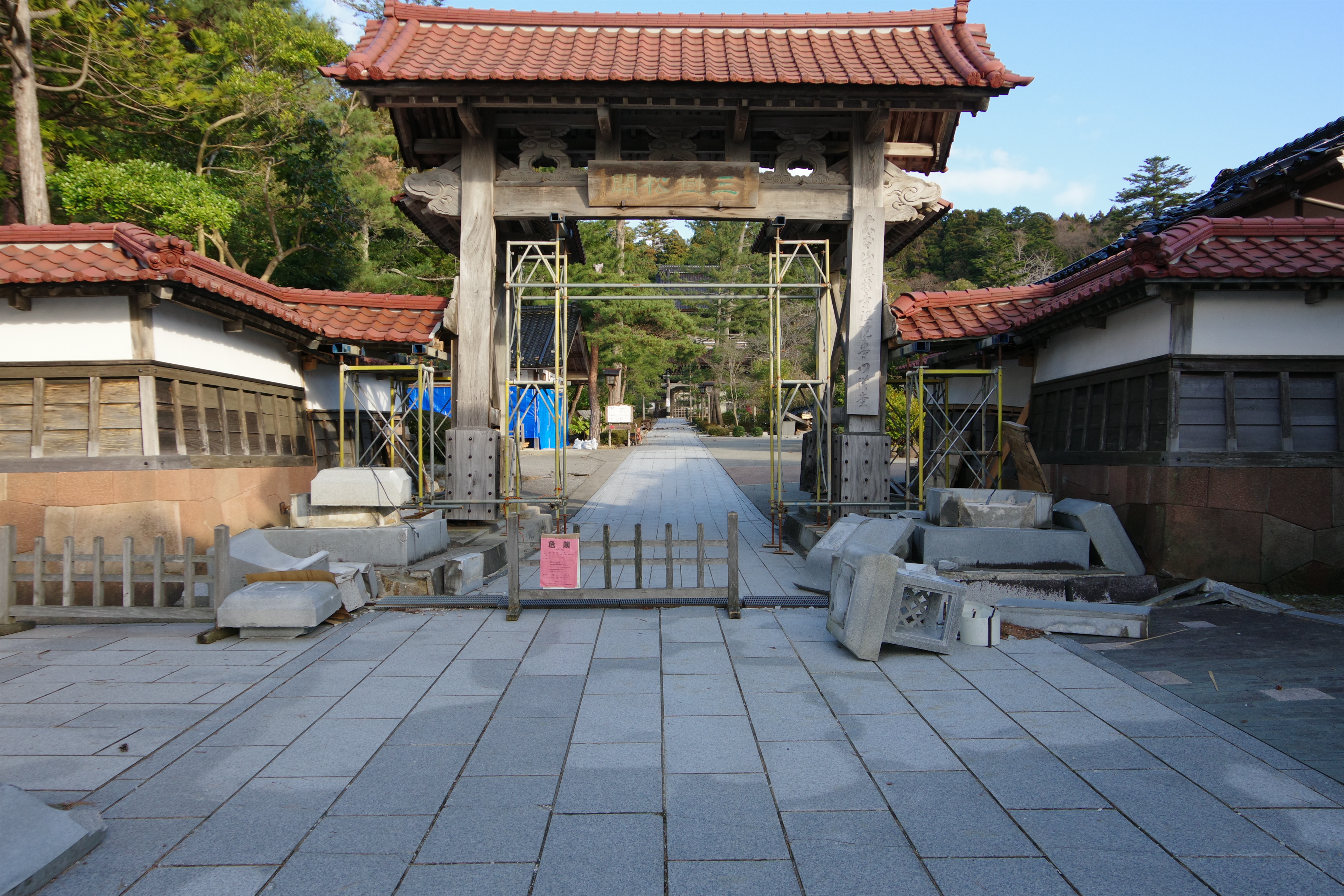 總持寺祖院の山門と境内の風景