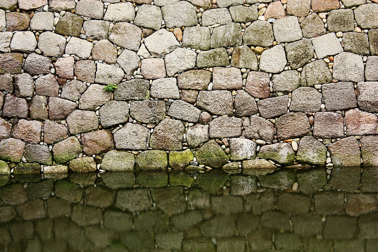金沢城の石垣と堀の風景