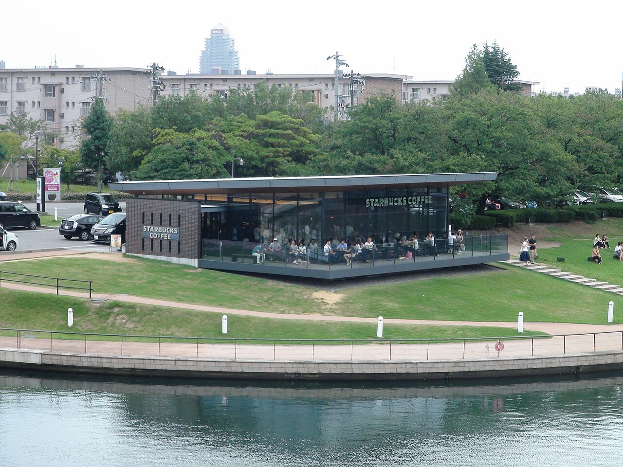 富岩運河環水公園のスターバックスと水辺の風景
