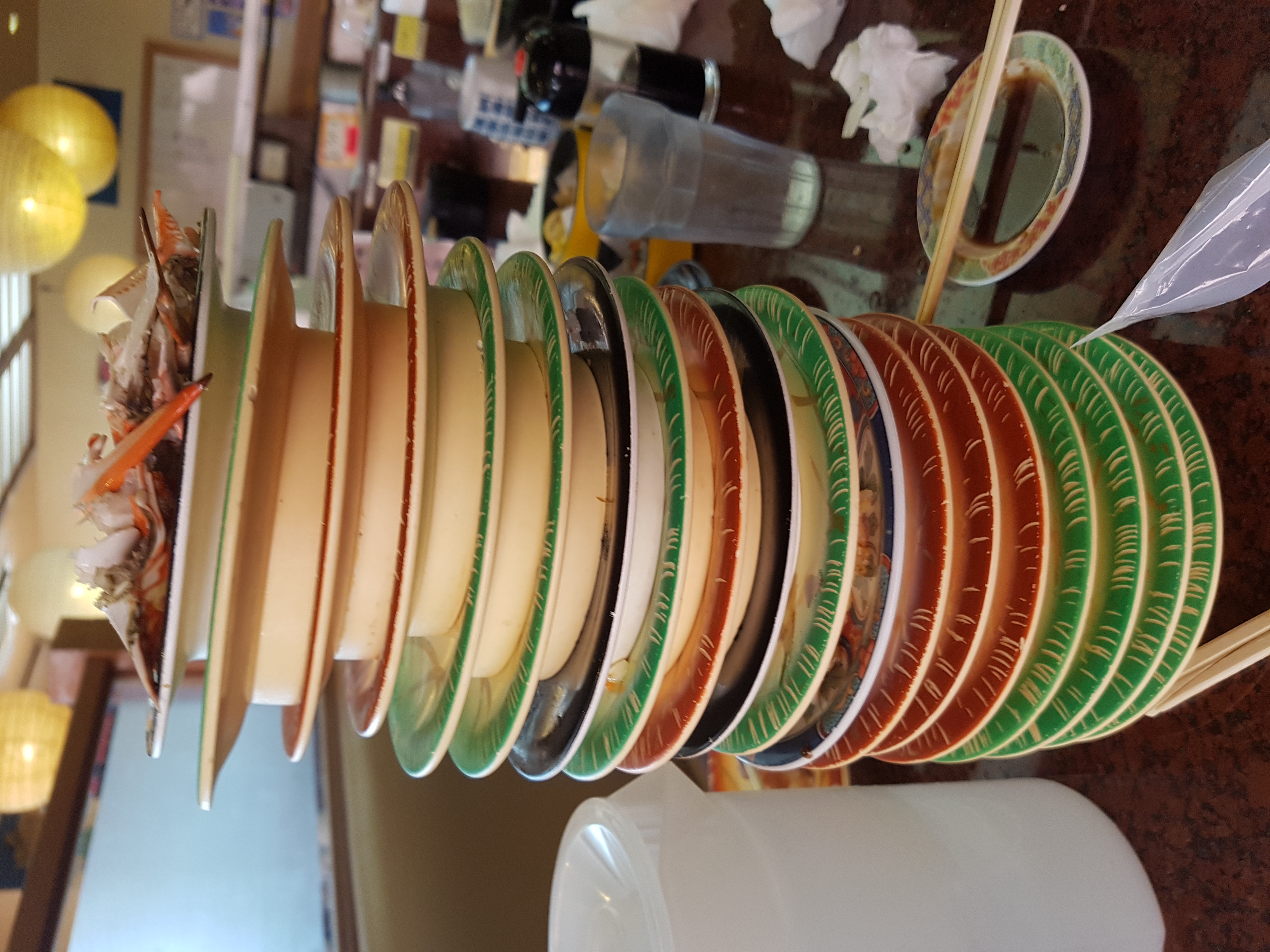 回転寿司のカラフルな皿