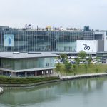 富山県美術館TADの外観と環水公園