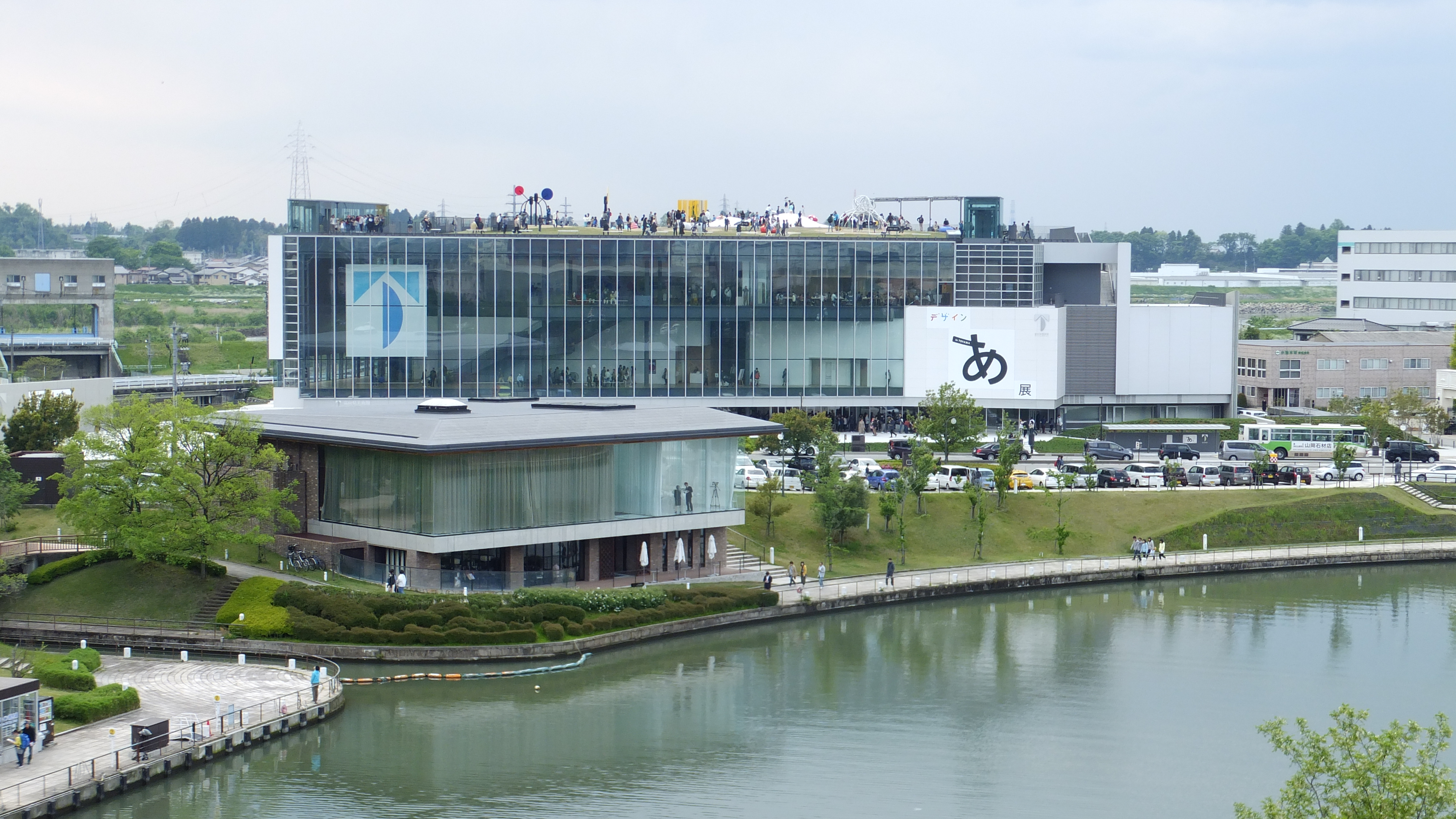 富山県美術館TADの外観と環水公園