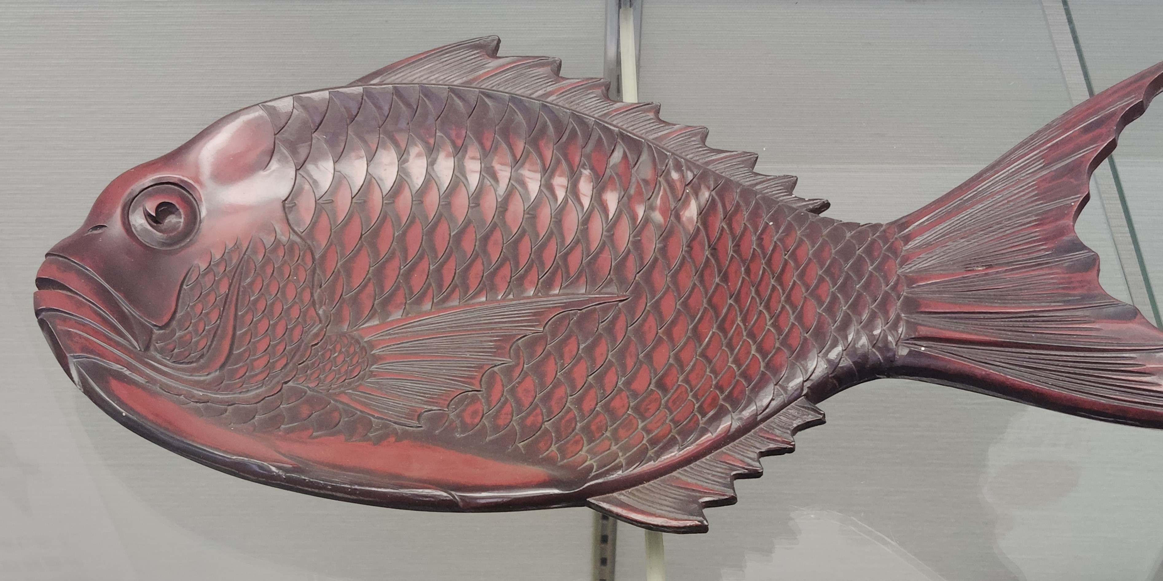 高岡漆器の彫刻塗で作られた鯛盆の伝統工芸品