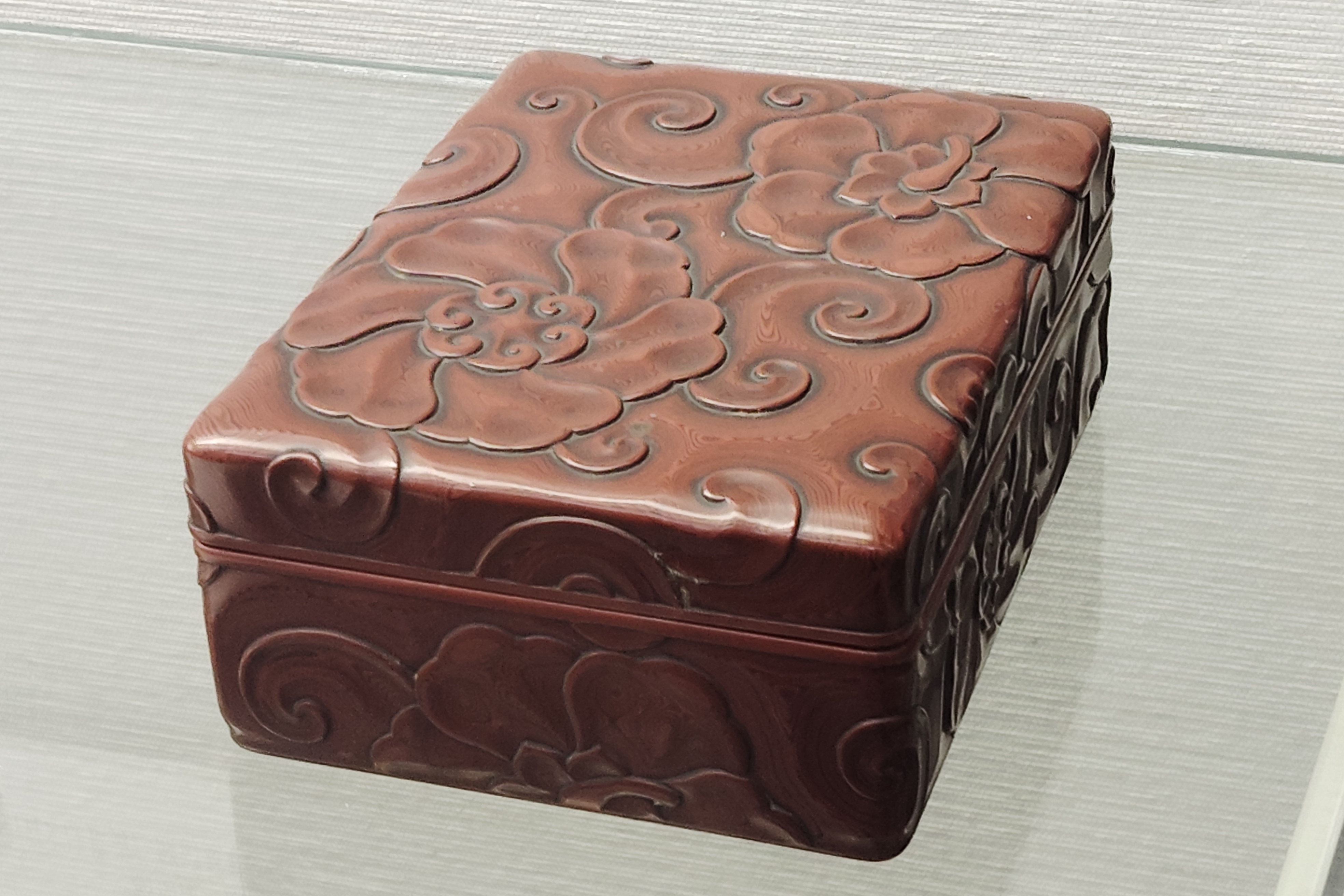 高岡漆器の花文堆朱勇助塗小箱