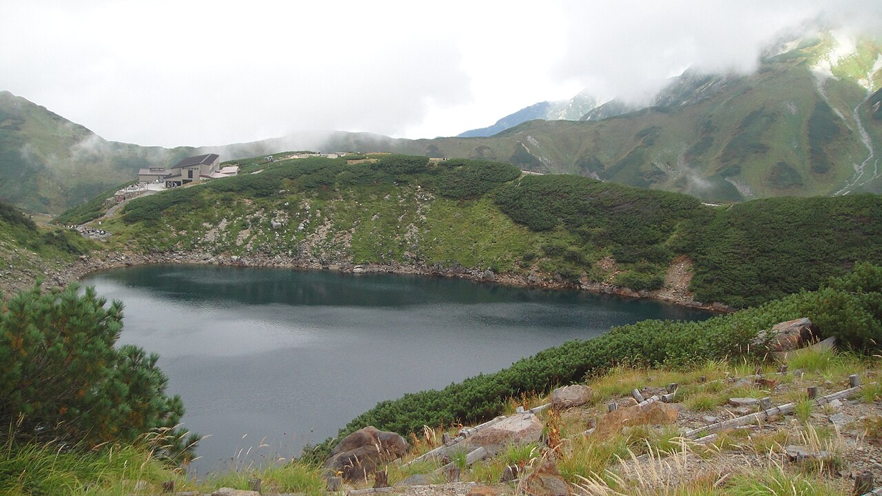 立山・みくりが池に映る立山連峰の絶景
