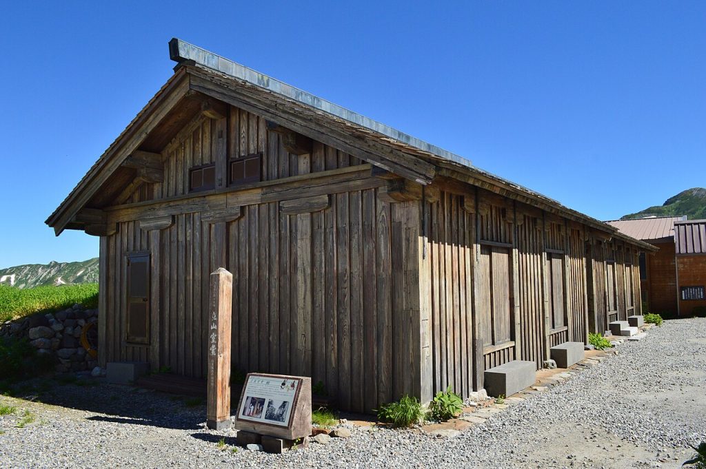 立山黒部アルペンルートの室堂平と立山連峰