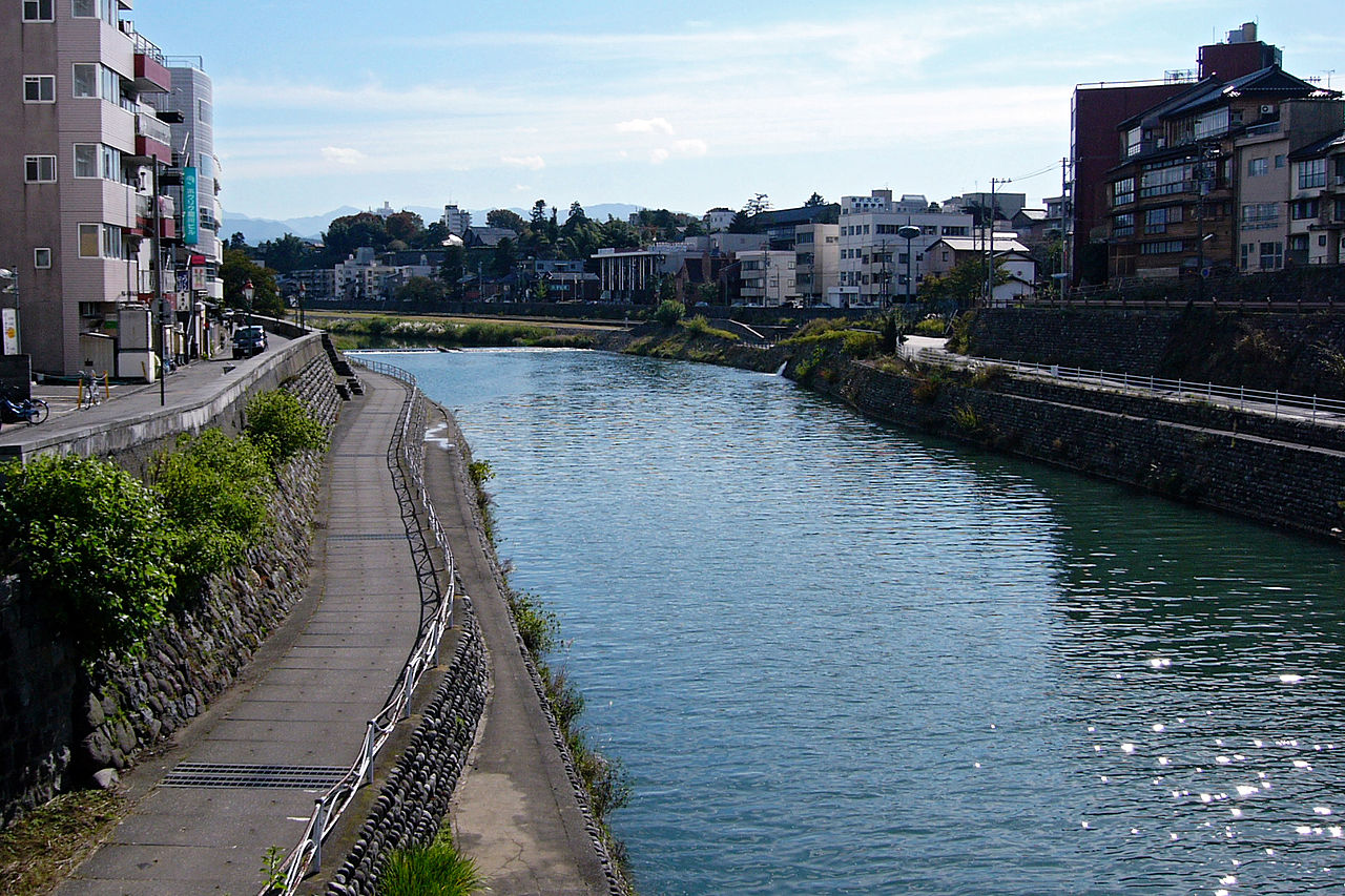寺町寺院群のそばを流れる犀川と金沢の街並み