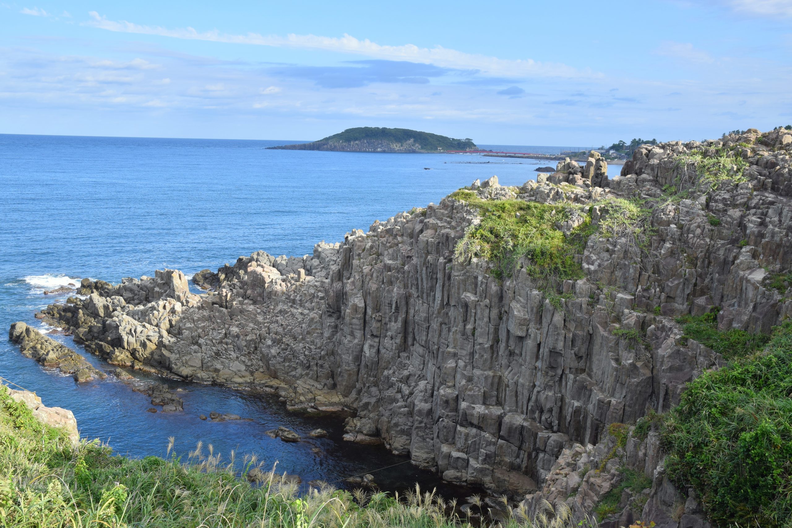 日本海に面する東尋坊の柱状節理の断崖絶壁の絶景
