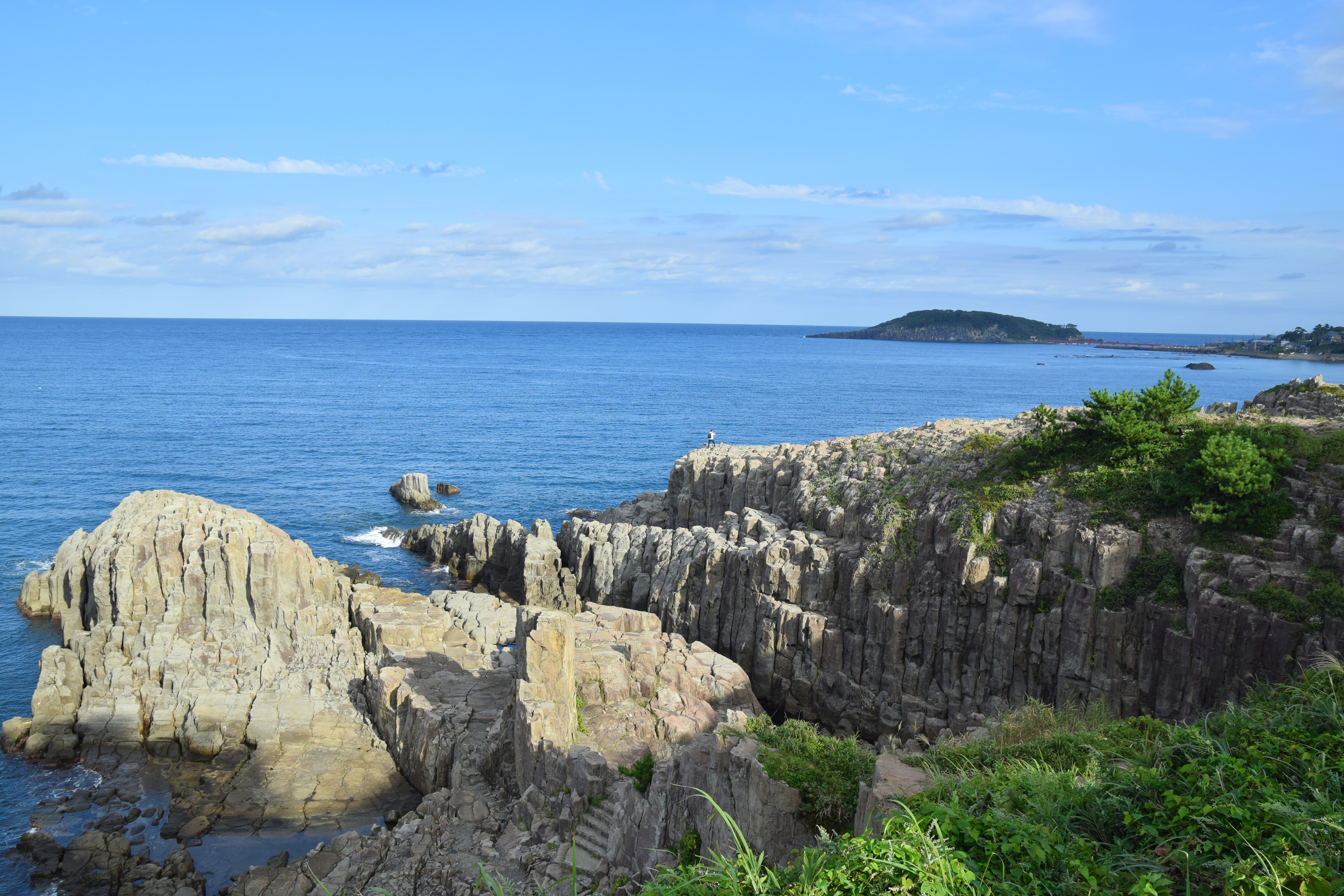 福井県東尋坊の日本海に面した柱状節理の断崖絶壁