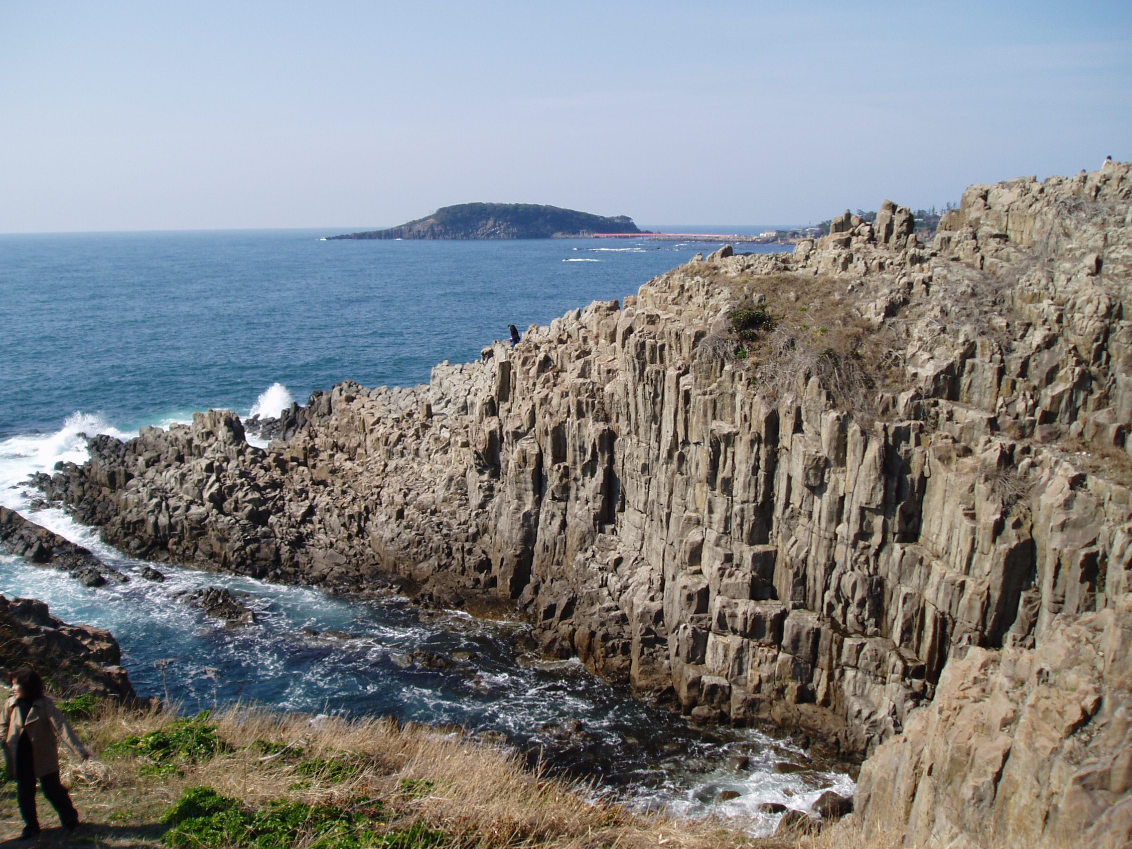 東尋坊の柱状節理が作る壮大な断崖絶壁と日本海の風景