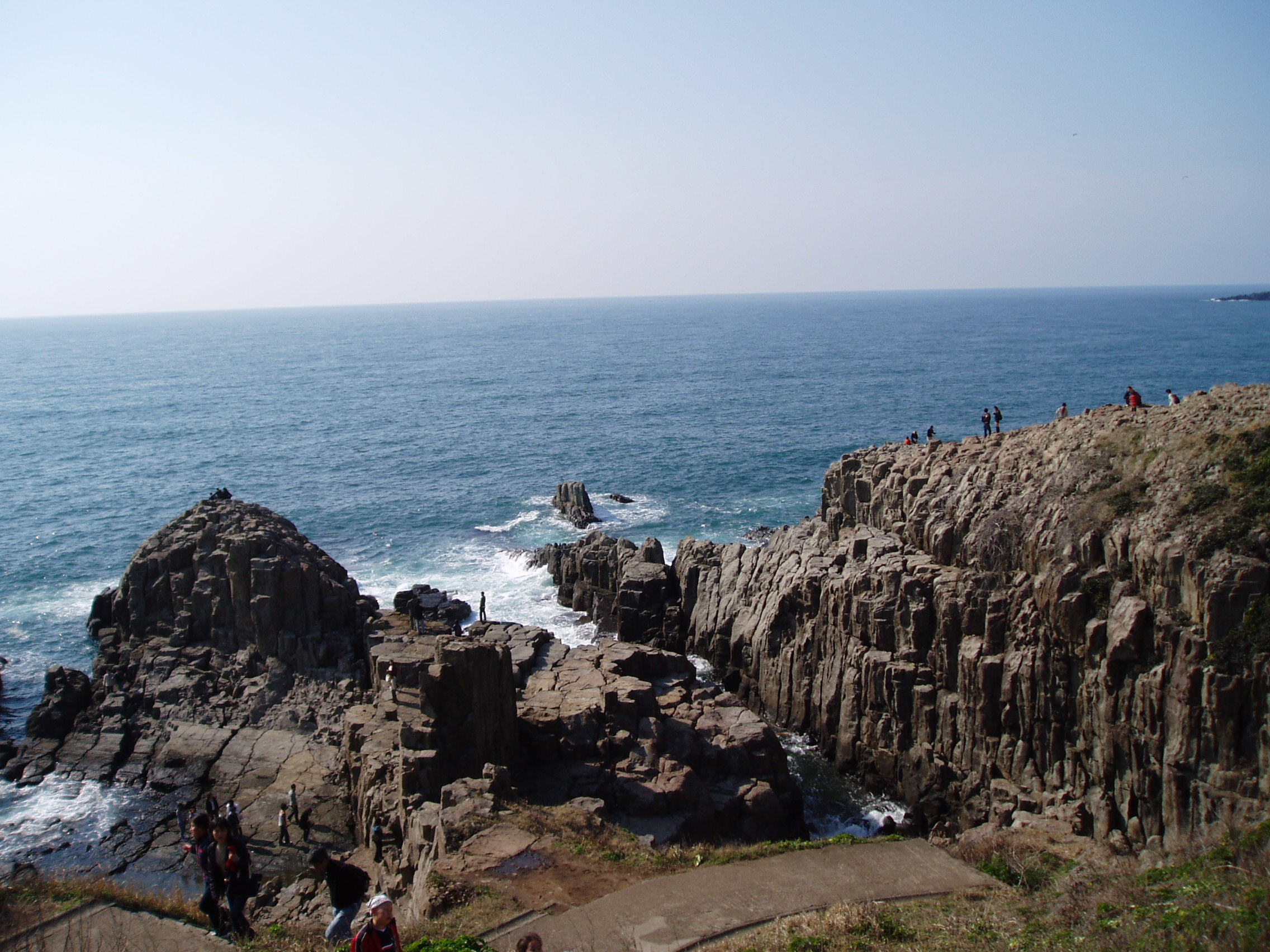 東尋坊に打ち寄せる日本海の荒波と柱状節理の岩場