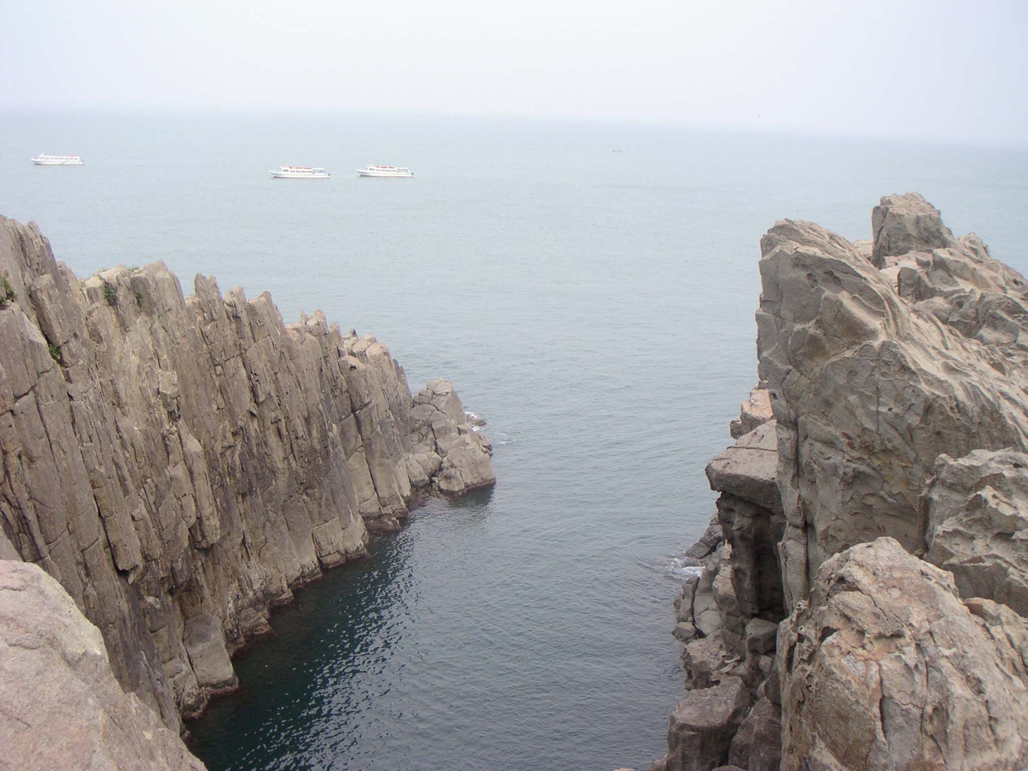 東尋坊近くの大池の風景と周辺の自然