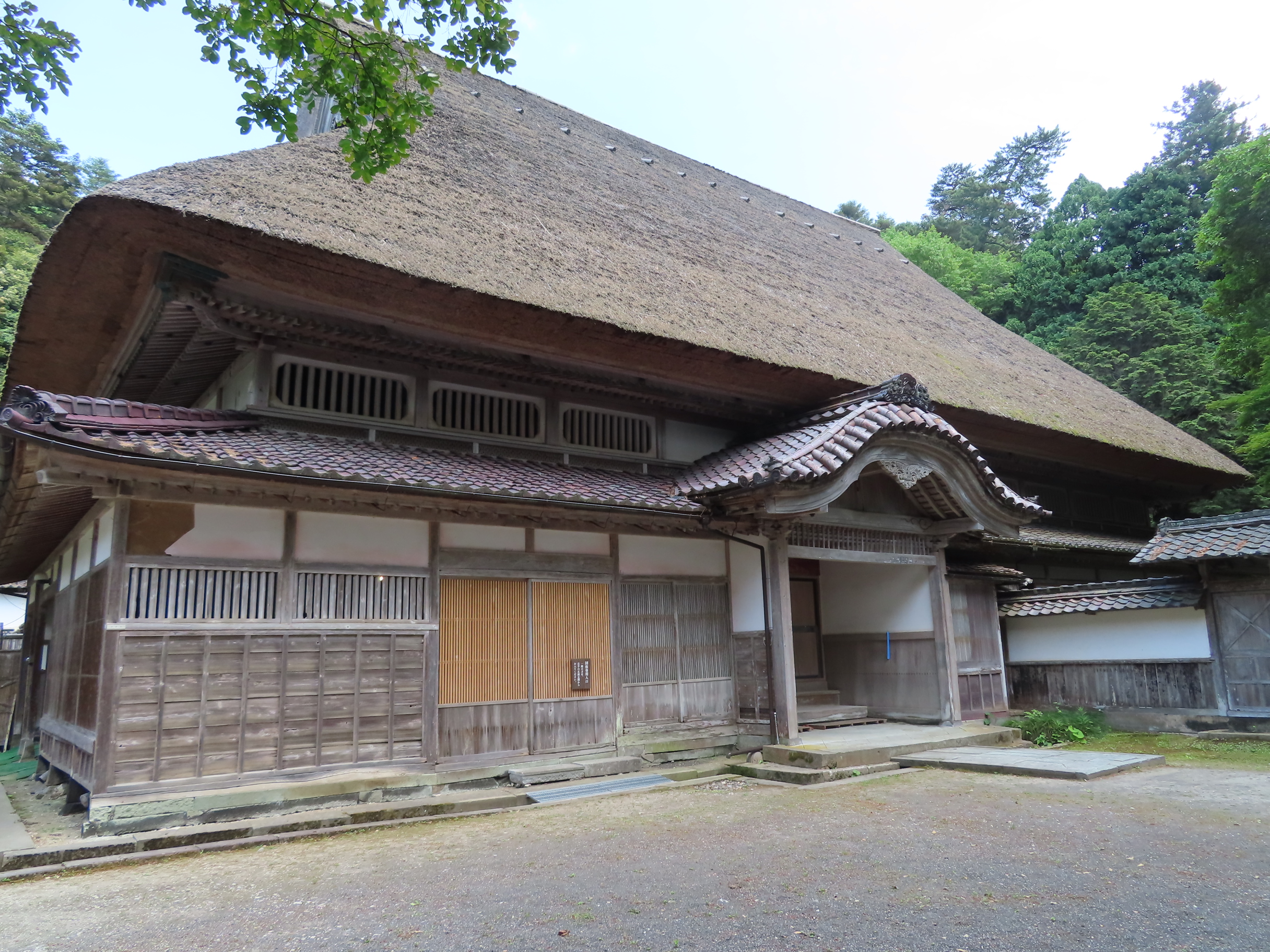 上時国家の茅葺き屋根の外観
