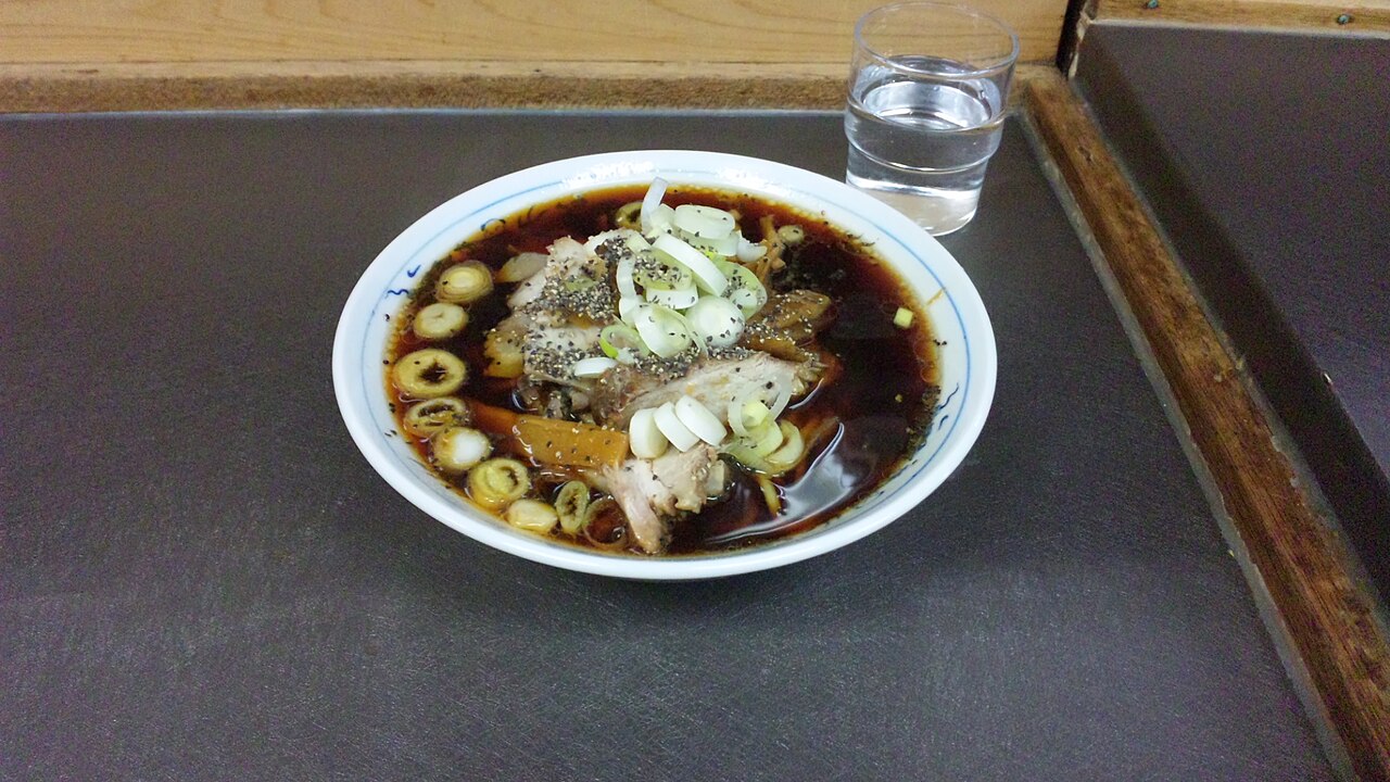 富山ブラックラーメンの真っ黒な醤油スープと太麺