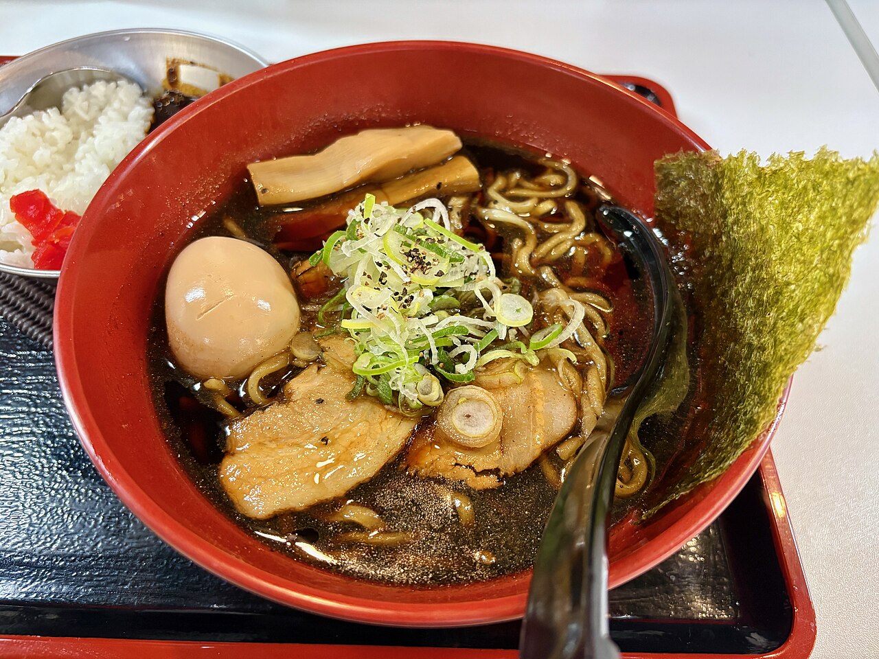 味玉トッピングの富山ブラックラーメン