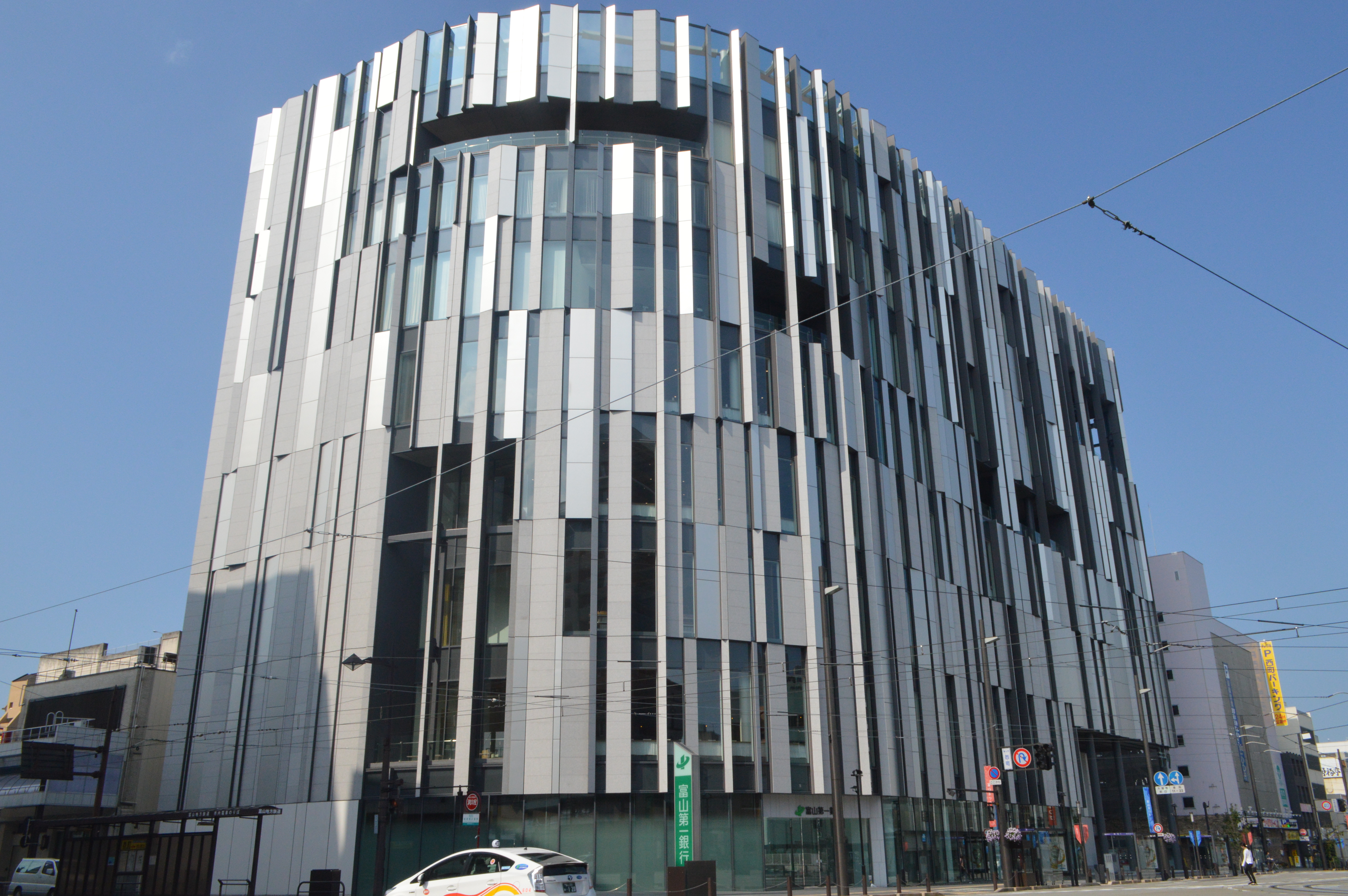 隈研吾設計のTOYAMAキラリ外観・富山市ガラス美術館と富山市立図書館本館が入る複合施設