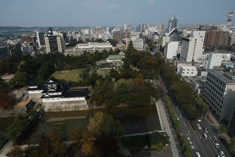 富山市中心部の街並みと富山城公園周辺の風景