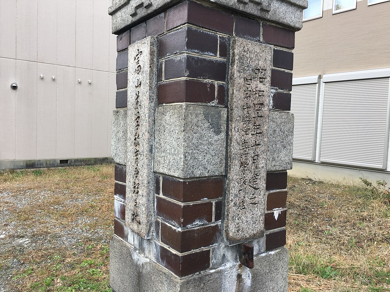 旧富山薬学専門学校の門柱跡と薬都・富山の歴史